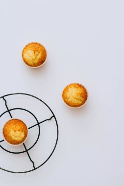 Ev yapımı turuncu muffins bir metal stand 