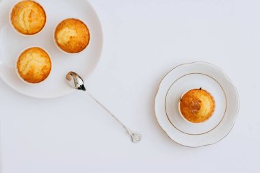 Beyaz bir arka plan üzerine bir tabak içinde ev yapımı turuncu muffins