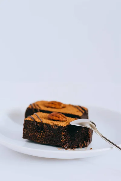 Полезный десерт из сырого шоколада на белом фоне — стоковое фото