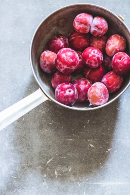 Erik gri beton zemin üzerine eski bir metal kevgir içinde farklı çeşitleri. Üstten görünüm. Bahçe, tarım, hasat kavramı.