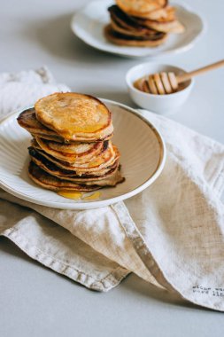Bal, bal ayı beyaz zemin üzerine muz krep. Sabah kahvaltı