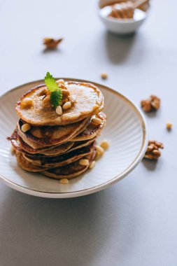 Ceviz ve sedir fındık, tatlım ve nane, bal ayı beyaz zemin üzerine muz krep. Sabah kahvaltı