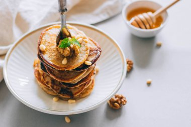 Ceviz ve sedir fındık, tatlım ve nane, bal ayı beyaz zemin üzerine muz krep. Sabah kahvaltı