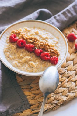 Sabah kahvaltı, ahududu ve ceviz ile süt yulaf ezmesi