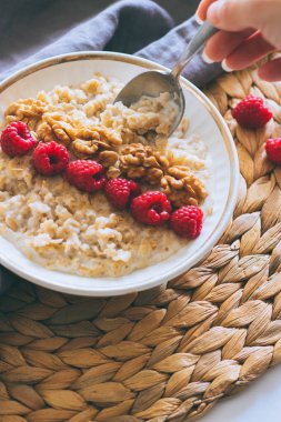 Sabah kahvaltı, ahududu ve ceviz ile süt yulaf ezmesi