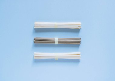 Asya Erişte udon ve parlak mavi zemin üzerine soba. Minimalizm. Düz yatıyordu.