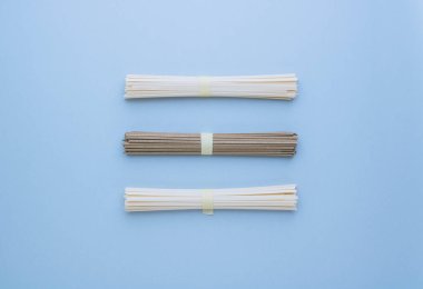 Asya Erişte udon ve parlak mavi zemin üzerine soba. Minimalizm. Düz yatıyordu.