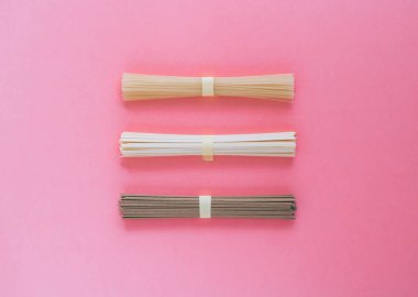 Asya pirinç noodle, udon ve soba parlak pembe bir arka plan üzerinde. Minimalism.Flat lay.
