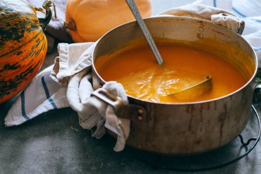 Güveç kabak çorbası, parlak kabak, eski tencere, rustik tarzı