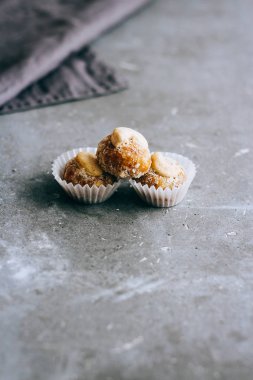 Doğal ham tatlılar kurutulmuş kayısı ve fındık, kaju, kısaca