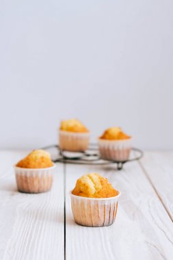 Beyaz ahşap zemin üzerinde turuncu muffins minimalizm