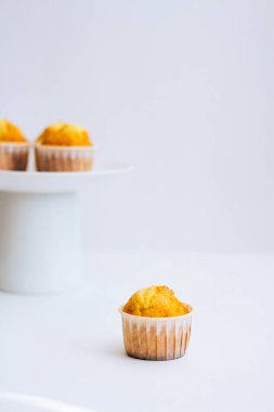 Bir pasta turuncu muffins stand, beyaz bir arka plan üzerinde minimalizm