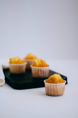 Beyaz bir arka planda turuncu muffins minimalizm