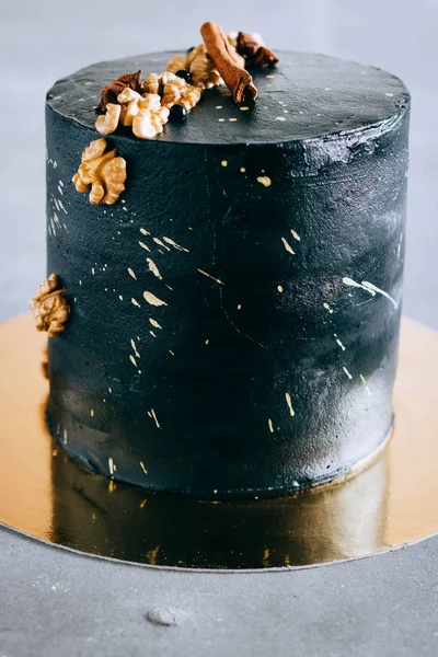 Ceviz, tarçın ve anason ve altın sprey ile uzay tarzında kara Festival cake