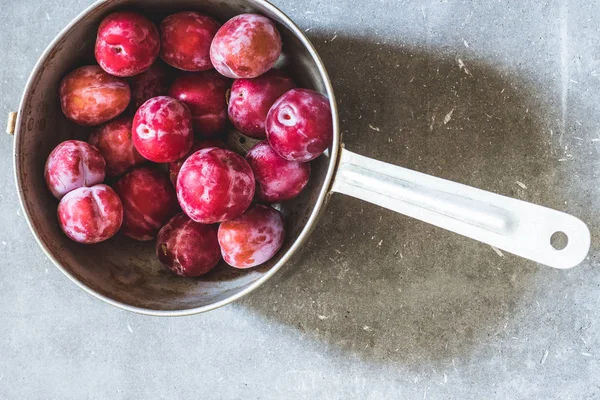 Erik gri beton zemin üzerine eski bir metal kevgir içinde farklı çeşitleri. Üstten görünüm. Bahçe, tarım, hasat kavramı.