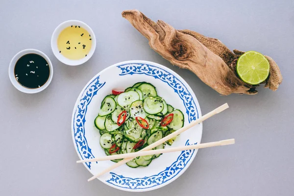 Aziatische Salade Komkommer Met Sesam Gekleed Met Rijst Azijn Kalk — Stockfoto