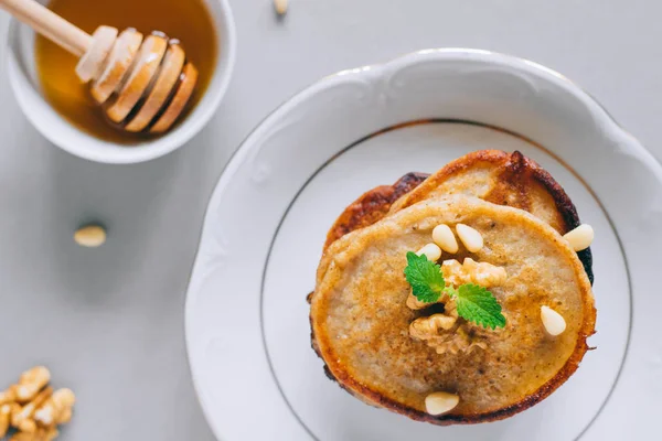 Pancake Pisang Dengan Kacang Kenari Dan Kacang Aras Madu Dan — Stok Foto