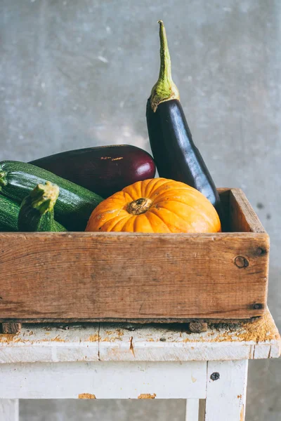 Autumn Harvest Wooden Box Pumpkin Green Zucchini Eggplant Gray Background — Stock Photo, Image