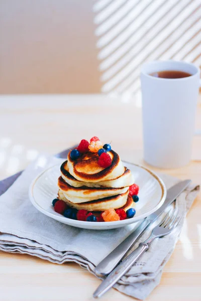 Frühstück Üppige Pfannkuchen Mit Frischen Beeren Himbeeren Und Blaubeeren Und — Stockfoto