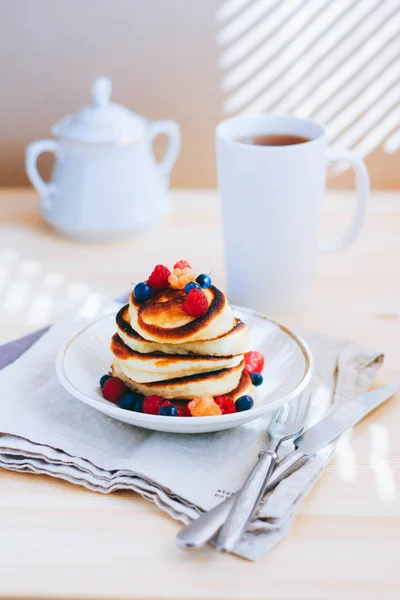 Frühstück Üppige Pfannkuchen Mit Frischen Beeren Himbeeren Und Blaubeeren Und — Stockfoto