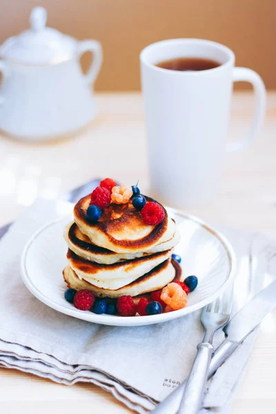 Frühstück Üppige Pfannkuchen Mit Frischen Beeren Himbeeren Und Blaubeeren Und — Stockfoto