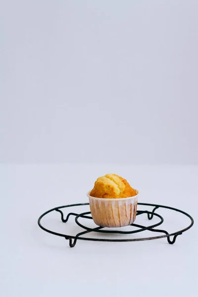 Orange Muffin Pada Stand Logam Pada Latar Belakang Putih Minimalisme — Stok Foto