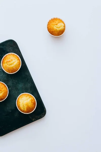 Muffins Orange Sur Plateau Métal Vintage Sur Fond Blanc Minimalisme — Photo