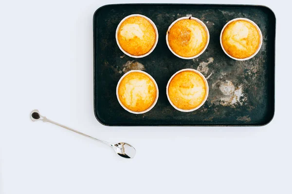 Muffins Πορτοκαλιού Ένα Vintage Μεταλλικό Δίσκο Μεταλλικό Κουτάλι Λευκό Φόντο — Φωτογραφία Αρχείου