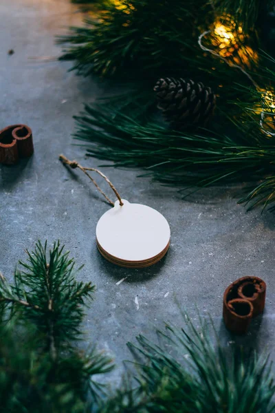 Fondo de Navidad o Año Nuevo, ramas de un árbol de Navidad y juguetes vintage, bola de madera sobre un fondo gris. Decoración de Navidad. Una guirnalda brillante . —  Fotos de Stock