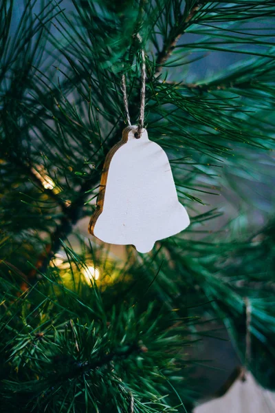 Fondo de Navidad o Año Nuevo, ramas de un árbol de Navidad y juguetes vintage, campana de madera sobre un fondo gris. Decoración de Navidad . —  Fotos de Stock