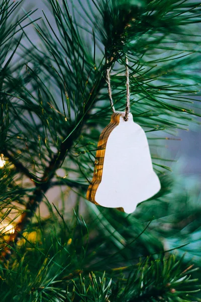 Fondo de Navidad o Año Nuevo, ramas de un árbol de Navidad y juguetes vintage, campana de madera sobre un fondo gris. Decoración de Navidad . —  Fotos de Stock