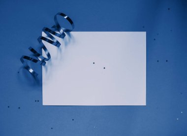 Klasik mavi arkaplan üzerine yazdığınız metin için tatil mavisi yıldız süslemeleri ve beyaz boşluk. Planlama konsepti. Pantone 2020