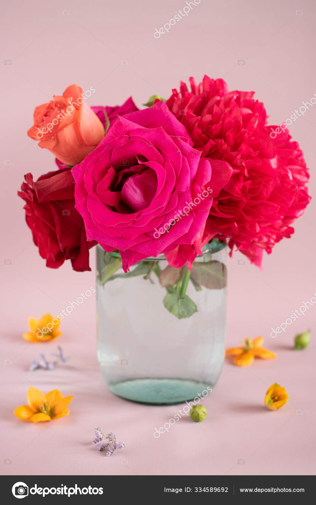 Ramo de peonías y rosas rojas y rosadas en un jarrón de vidrio con agua  sobre un fondo rosa: fotografía de stock © MalinkaGalina #334589692 |  Depositphotos