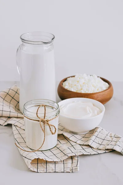 Productos lácteos frescos, leche, requesón, crema agria, nata, productos agrícolas —  Fotos de Stock