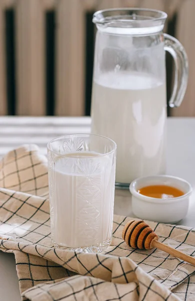 Desayuno saludable de requesón con crema agria y miel sobre una mesa de mármol —  Fotos de Stock