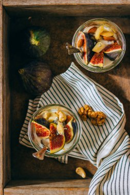 Ekşi kremalı, vanilyalı, incirli, fındıklı, ballı ve mavi peynirli, ahşap bir kutuda.