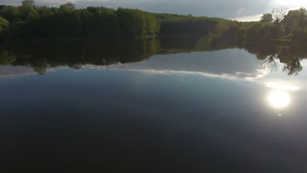 Vista aérea bonita do lago e da floresta no por do sol — Vídeo de Stock