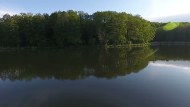 Антена постріл озеро на заході сонця — стокове відео