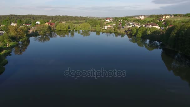 Aldeia ucraniana com um lago. Filmagem aérea — Vídeo de Stock