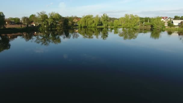 Drone vidéo du village avec lac 