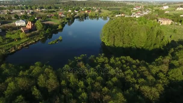 Ουκρανικά χωριό κοντά στην λίμνη και δάσος — Αρχείο Βίντεο