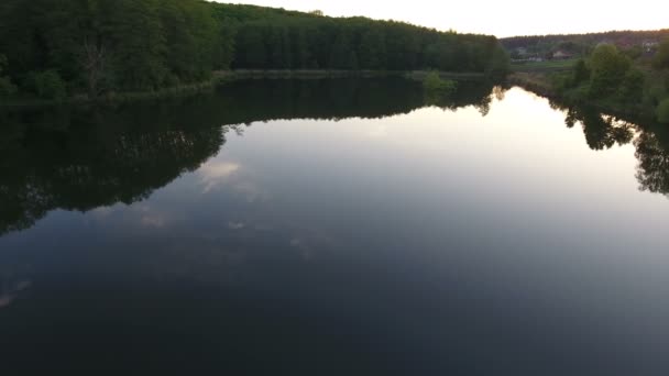 Images aériennes de drone du lac 