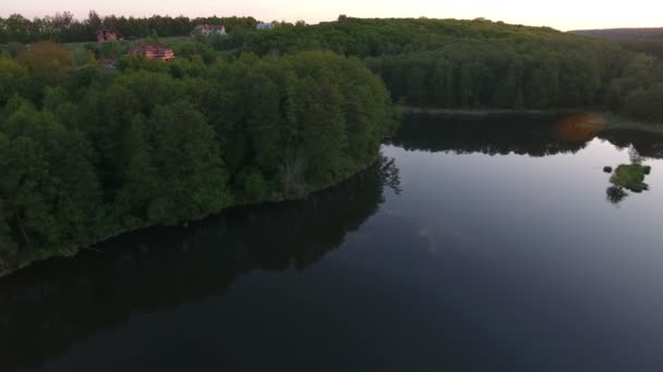 Linda floresta e lago. Filmagem aérea de drones — Vídeo de Stock