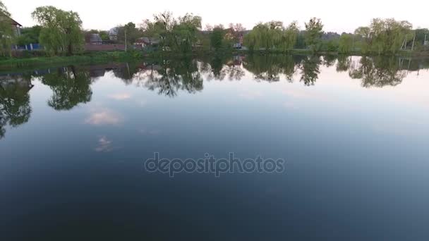 Pueblo cerca de un hermoso lago. Filmación del dron — Vídeos de Stock