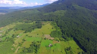 Dağ tarafından yeşil alanlar