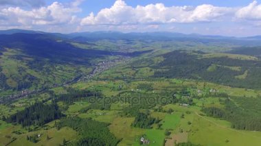 quadrocopter uçuş. Panorama dağlarda