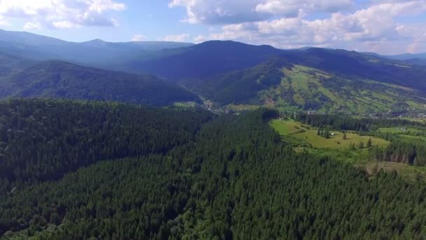 Una pintoresca vista de la montaña en los kárpatos ucranianos — Vídeos de Stock