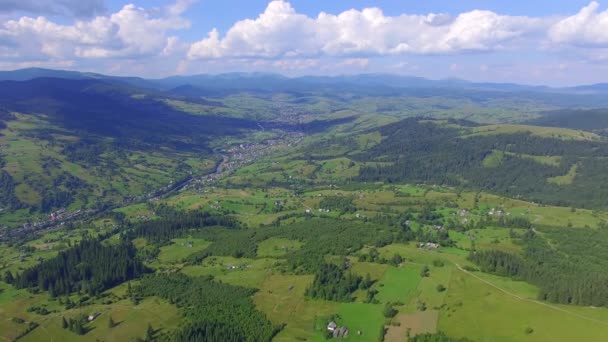 Quadrokopterflug. Panorama in den Bergen — Stockvideo