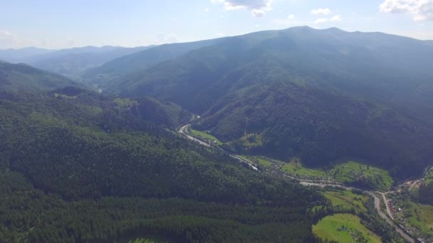 Un sommet élevé de la chaîne de montagnes Svidovets en Ukraine — Video