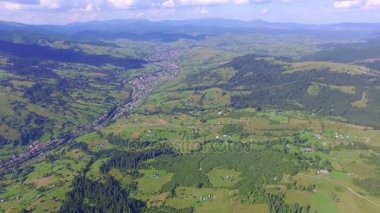 dağlarda güzel vadi üzerinde uçuş